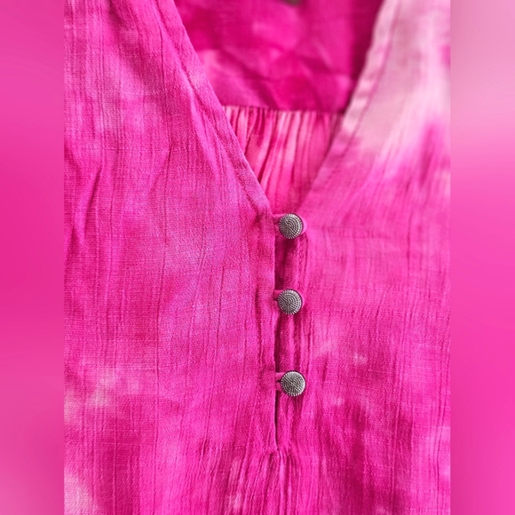Bit & Bridle Tie Dye Pink & White Lightweight Half Sleeve Vneck Button up Blouse - Picture 5 of 7
